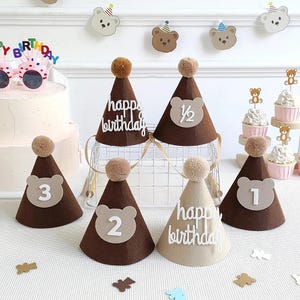 Cappello di compleanno per bambini con orsetto marrone e caffè / Cappello di compleanno con pompon per bambini di 1°, 2° e 3° anno / Baby Shower, decorazione per festa di compleanno