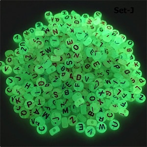 100 peças 7 mm Glow in Dark Gold Alphabet Letter Beads Forte Luminous Letter Beads Oval Shape Acrylic Glowing Bead Nome Inicial Pulseira Beads