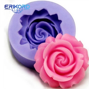 Könnte beinhalten: Eine violette Silikonform in Form einer Rose, daneben eine rosa Rose, die aus der Form gegossen wurde.