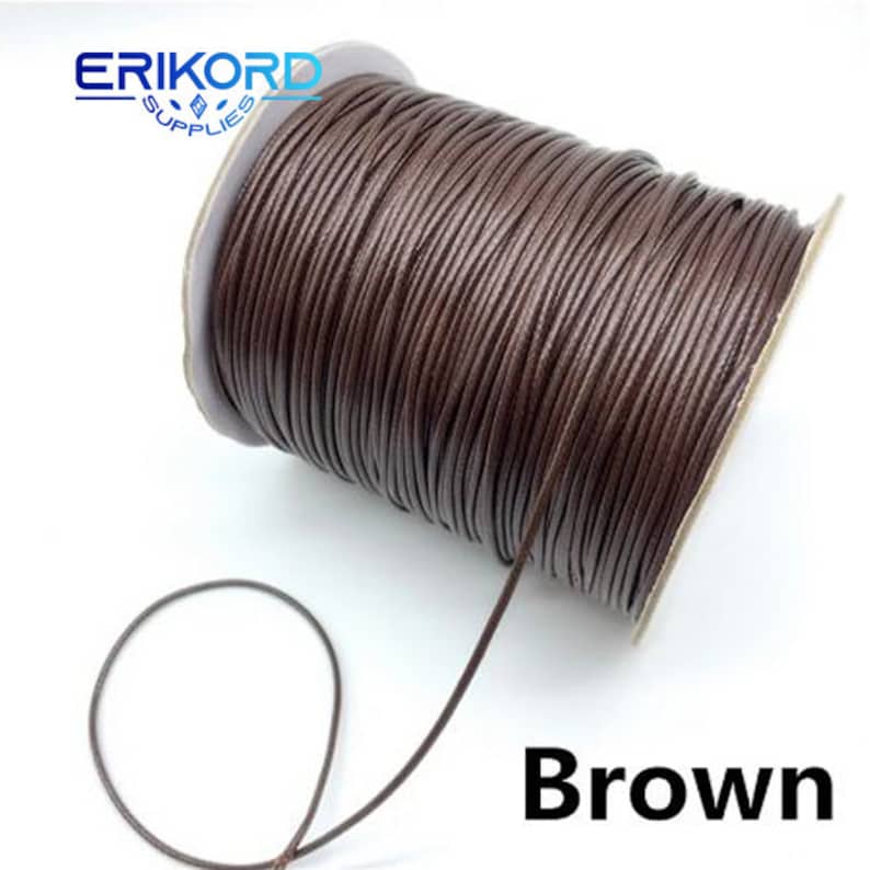 Puede incluir: Un carrete de cord&oacute;n de cuero marr&oacute;n. El cord&oacute;n est&aacute; enrollado alrededor de un carrete de cart&oacute;n. El cord&oacute;n tiene un grosor de aproximadamente 3 mm.
