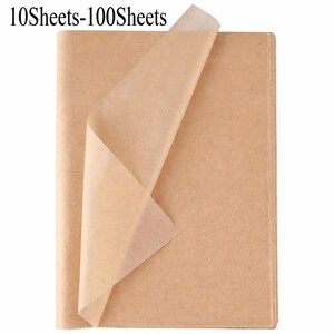 Könnte beinhalten: Ein Stapel brauner Backpapierbögen, wobei eine Ecke des obersten Blattes angehoben ist, um die Textur zu zeigen. Der Text "10Sheets-100Sheets" ist oben in Schwarz gedruckt. Das Papier scheint neu und unbenutzt zu sein.