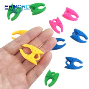 Puede incluir: Surtido de clips de plástico de colores, ideales para organizar cables, cables y alambres. Los clips tienen forma de un pequeño bucle abierto con un mecanismo de cierre.
