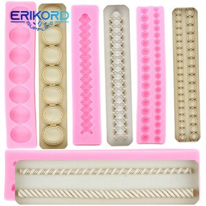 Può includere: Un set di sei stampi in silicone rosa per realizzare decorazioni per torte. Gli stampi presentano diversi design, tra cui cerchi, ovali e motivi a corda.