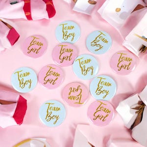 12 pezzi Gender Reveal Ragazzi Ragazze Distintivi di compleanno Rosa Blu Squadra Ragazzo Ragazza Banda stagnata Distintivo Pinbacks Baby Shower Decorazione della festa di compleanno per bambini