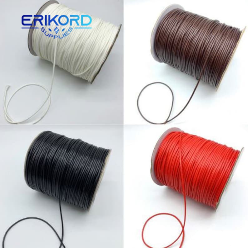 Puede incluir: Cuatro carretes de cord&oacute;n en diferentes colores: blanco, marr&oacute;n, negro y rojo. Los cordones est&aacute;n enrollados alrededor de carretes y est&aacute;n listos para ser utilizados en proyectos de manualidades.