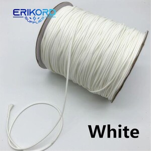 Puede incluir: Una bobina de cord&oacute;n o cuerda blanca, con un trozo de cord&oacute;n que se extiende desde la bobina. La bobina est&aacute; etiquetada con "ERIKORD SUPPLIES". El texto "White" est&aacute; escrito debajo de la bobina.