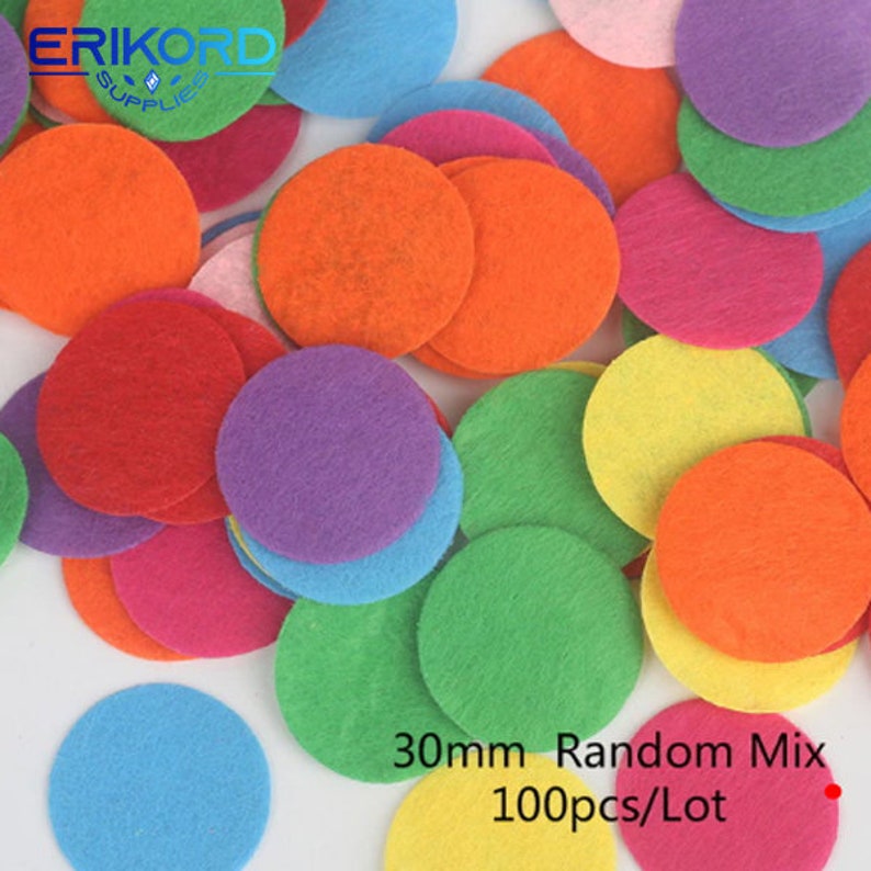 Op de afbeelding: Een stapel van 100 kleurrijke viltcirkel, elk met een diameter van 30 mm. De cirkels zijn in verschillende kleuren, waaronder rood, oranje, geel, groen, blauw, paars en roze. 30mm Random Mix 100 stuks/Lot
