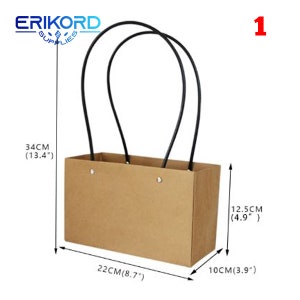Puede incluir: Una bolsa de regalo de papel marr&oacute;n con asas negras. La bolsa mide 34 cm de alto, 22 cm de ancho y 12,5 cm de profundidad. La bolsa tiene 10 cm de ancho en la parte inferior.