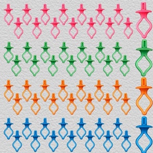 Peut inclure: Une collection de pinces à vêtements en plastique colorées en rose, vert, orange et bleu. Les pinces sont disposées en rangées, avec une pince plus grande à la fin de chaque rangée. Le fond est une surface texturée gris clair.