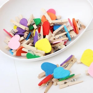 50 Stück Liebe Herz Holzklammern | Bunte kleine Clips für Fotografien | Mini Wäscheklammer | Postkartenklammern | Mini Kartenklammern