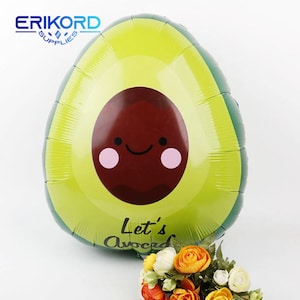 Puede incluir: Globo de aluminio en forma de aguacate verde y marrón con una cara sonriente y el texto "Let's Avacado".