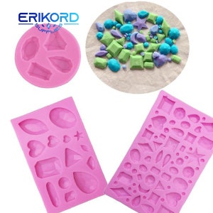 Può includere: Due stampi in silicone rosa per realizzare diverse forme di gemme e gioielli. Gli stampi sono riempiti con piccole gemme di plastica colorate.