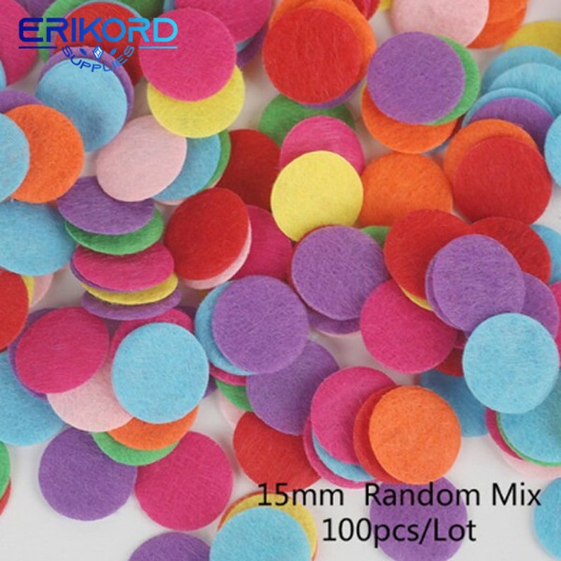 Op de afbeelding: Een stapel van 100 kleurrijke viltcirkel, elk met een diameter van 15 mm. De cirkels zijn in verschillende kleuren, waaronder rood, oranje, geel, groen, blauw, paars en roze. 15mm Random Mix 100 stuks/Lot