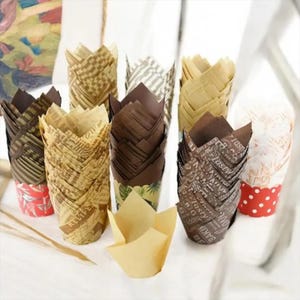 50pcs Tulip Cupcake Liners Muffin Cup Baking Tins Pans Newspaper Style Baking Cup Wedding Party Paper Cup Oilproof Cake Wrapp for Home Cafes