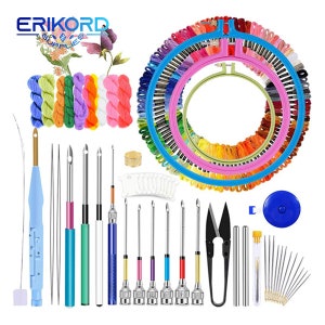 Könnte beinhalten: Ein Set mit Stickzubehör, darunter ein Stickrahmen, Garn, Nadeln und andere Werkzeuge. Das Garn ist in einem bunten Kreis um den Rahmen herum angeordnet. Das Set enthält eine Vielzahl von Farben und Garnstärken.