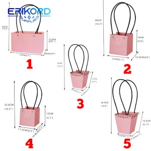 Puede incluir: Cinco bolsas de regalo rosas con asas negras y medidas en pulgadas y cent&iacute;metros. Las bolsas est&aacute;n numeradas del 1 al 5.