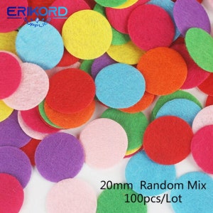 Op de afbeelding: Een verzameling van 100 viltcirkel in verschillende kleuren, waaronder rood, roze, blauw, groen, geel en paars. De cirkels hebben een diameter van 20 mm en zijn in een willekeurige mix gerangschikt. De tekst "20mm Random Mix 100pcs/Lot" is zichtbaar in de afbeelding.