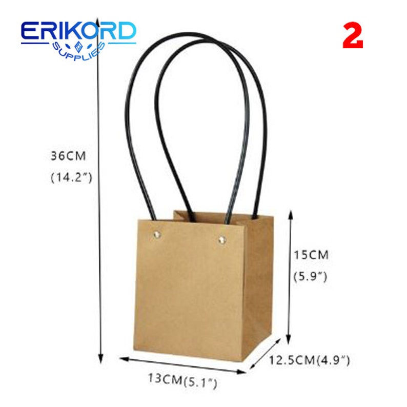 Puede incluir: Una bolsa de regalo de papel marr&oacute;n con asas de cuerda trenzada negra. La bolsa mide 13 cm de ancho, 12,5 cm de alto y 5,9 cm de profundidad.