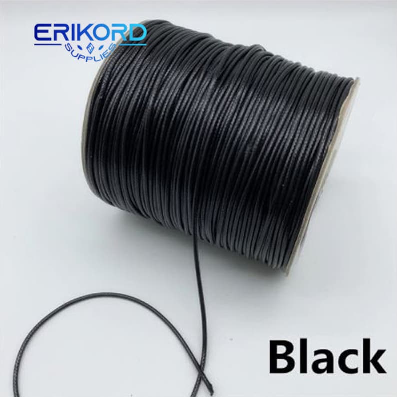 Puede incluir: Una bobina de cord&oacute;n encerado negro, un tipo de cuerda que se utiliza para manualidades y la elaboraci&oacute;n de joyas.