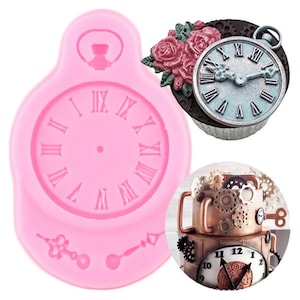 Può includere: Stampo in silicone rosa a forma di orologio da tasca con quadrante dell'orologio in numeri romani. Lo stampo è progettato per realizzare decorazioni per torte o altri oggetti commestibili.