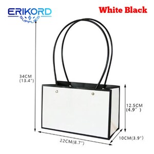 Puede incluir: Bolsa de regalo blanca con asas y ribetes negros. La bolsa mide 34 cm de alto, 22 cm de ancho y 12,5 cm de profundidad.