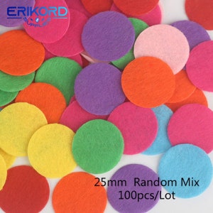 Op de afbeelding: Een verzameling van 100 kleurrijke viltcirkel, elk met een diameter van 25 mm. De cirkels zijn in verschillende kleuren, waaronder rood, oranje, geel, groen, blauw, paars en roze. 25mm Random Mix 100 stuks/lot