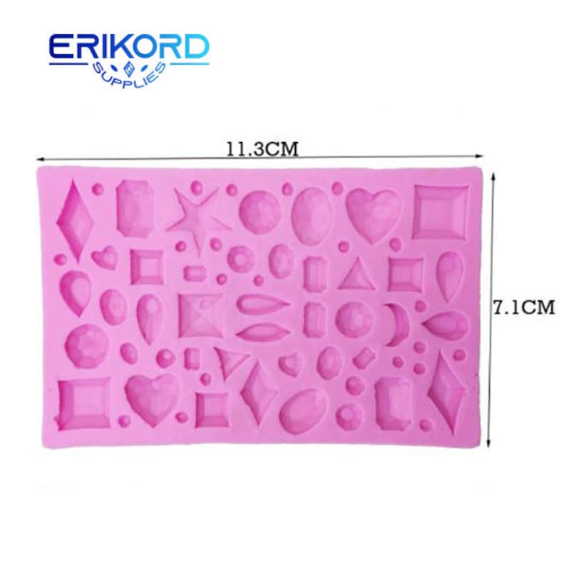 Peut inclure: Moule en silicone rose avec 30 formes diff&eacute;rentes de pierres pr&eacute;cieuses, mesurant 11,3 cm sur 7,1 cm.