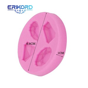 Peut inclure: Moule en silicone rose avec quatre formes de diamants. Le moule mesure 6,6 cm de diam&egrave;tre et 1 cm de profondeur.