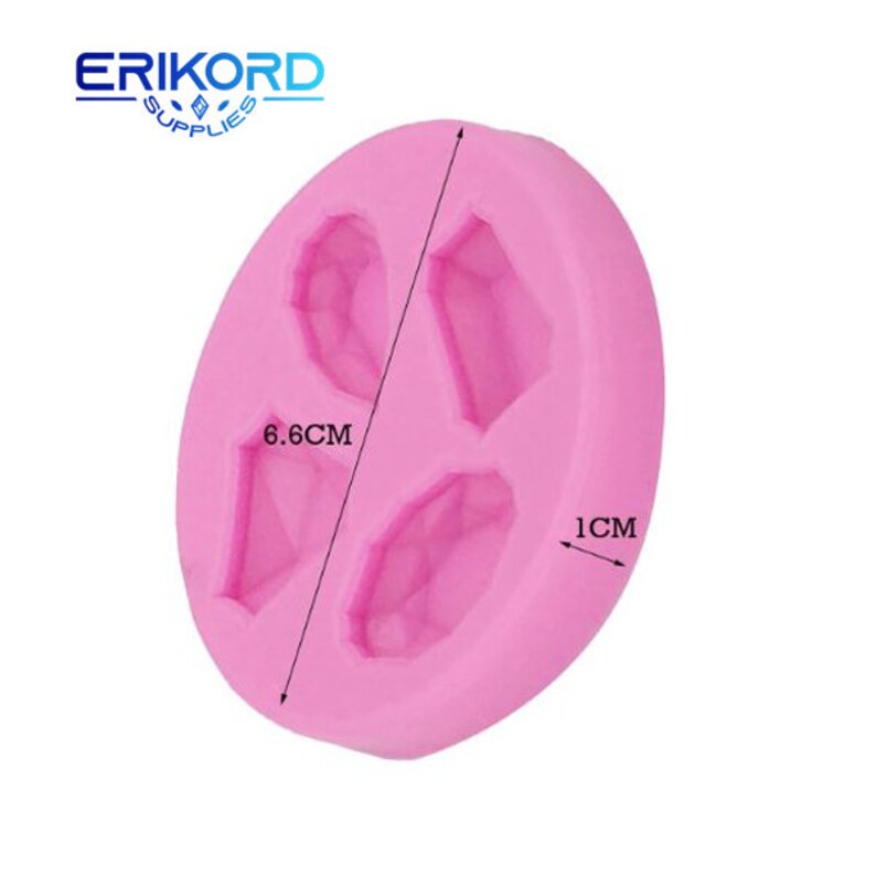 Peut inclure: Moule en silicone rose avec quatre formes de diamants. Le moule mesure 6,6 cm de diam&egrave;tre et 1 cm de profondeur.