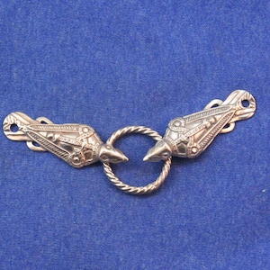 Cloak Clasp - Two Ravens holding an Oath Ring