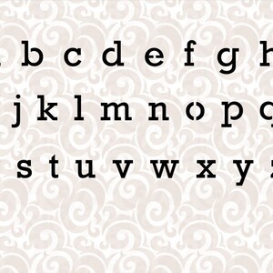 Puede incluir: Letras del alfabeto en blanco y negro en una fuente de m&aacute;quina de escribir sobre un fondo blanco con un patr&oacute;n de espiral.