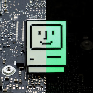 Pin de Happy Mac que brilla en la oscuridad