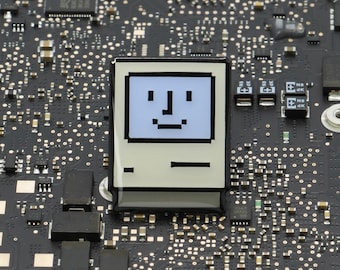 Happy Mac Pin (System 7)