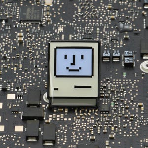 Happy Mac Pin (System 7)