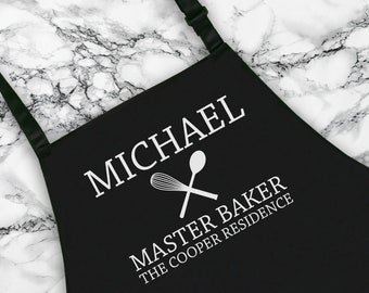 Pode incluir: Avental preto com texto branco que diz "MICHAEL MASTER BAKER THE COOPER RESIDENCE" e uma ilustração branca de um batedor e uma colher.