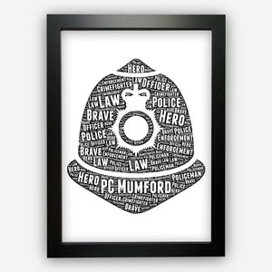 Op de afbeelding: Zwart-witte woordkunstprint van een politiepet. De pet is gemaakt van woorden die te maken hebben met rechtshandhaving, zoals "held", "politie", "moedig" en "wet". De tekst "PC Mumford" staat onderaan de pet.