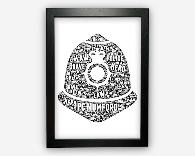 Op de afbeelding: Zwart-witte woordkunstprint van een politiepet. De pet is gemaakt van woorden die te maken hebben met rechtshandhaving, zoals "held", "politie", "moedig" en "wet". De tekst "PC Mumford" staat onderaan de pet.