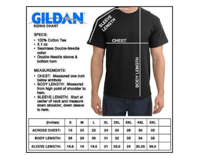 Op de afbeelding: Een zwart t-shirt met een maattabel van Gildan. De tabel bevat metingen voor borst, lichaamslengte en mouwlengte in inches. Specificaties omvatten 100% katoen en een dubbele naadkraag.