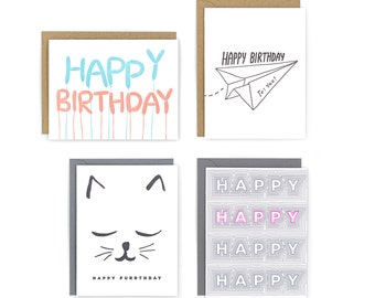Juego de 4 tarjetas de cumpleaños impresas con tipografía tradicional.