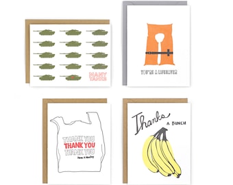 Puede incluir: Conjunto de cuatro tarjetas de felicitación con ilustraciones humorísticas y texto. Las tarjetas presentan un tanque, un salvavidas, una bolsa de plástico y un racimo de plátanos. El texto en las tarjetas dice "Many Tanks", "You're a Lifesaver", "Thank You" y "Thanks a Bunch".