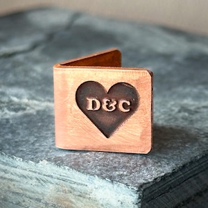 Cartão de lembrança de aniversário de casamento de bronze PERSONALIZADO e profundamente gravado de 8 a 19 anos. Enfeite de presente extra pequeno com iniciais fofas em miniatura e data
