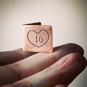 Biglietto di compleanno PERSONALIZZATO ricordo. Extra piccola miniatura carina stampata a mano. Regalo di rame personalizzato vecchio di anni. 16 18 21 40 50 60