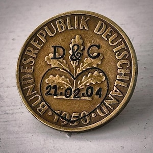 Moneda de latón tradicional personalizada del 21.º pfennig alemán, aniversario de bodas, fecha especial, PENNY DE LA SUERTE. Símbolo de marido y mujer con corazón estampado a mano