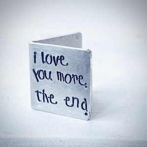 PERSONNALISÉ I Love You More 10 Year wedding anniversary card souvenir. Extra petite miniature mignonne Personnalisé traditionnel 10ème cadeau