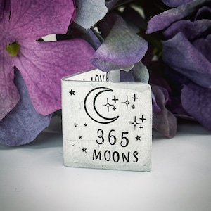 Recuerdo personalizado de la tarjeta del primer aniversario de boda de 1 año. Miniatura extra pequeña linda estampada a mano. Regalo personalizado 365 lunas