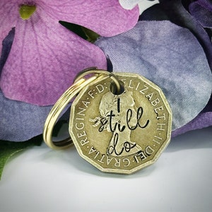 SIGO HACIENDO el tradicional regalo del 21.º aniversario de bodas. Un centavo de latón de la suerte de tres peniques. Un regalo único. Moneda antigua vintage estampada a mano