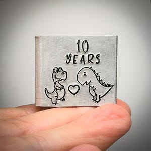 Joli dinosaure PERSONNALISÉ Carte souvenir traditionnelle en aluminium du 10e anniversaire de mariage. Initiales et date miniatures personnalisées extra petites