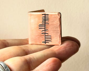 Tarjeta personalizada de aniversario de boda con inscripción irlandesa Ogham para alma gemela/amigo del alma. Bronce. Iniciales y fecha en miniatura extra pequeñas.