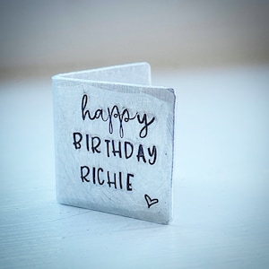 Personalisiertes Geburtstagskarte Andenken. Extra kleine Miniatur niedlich handgestempelt. Individuelles Aluminium Andenken Geschenk