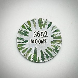 Regalo de aniversario de boda de 10 años y 3652 lunas. Lata de aluminio recuperada. Regalo tradicional estampado a mano. Recuerdo de ficha de amor de bolsillo personalizado